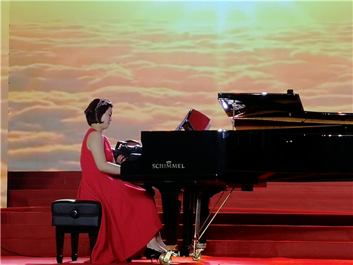 大美之春2018新春聯歡會28日完成錄制，SCHIMMEL鋼琴藝術家方紫琪應邀參演